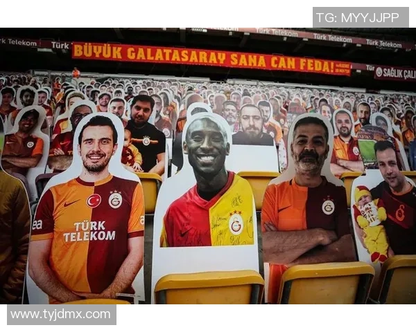 足球明星人行立牌引发热议球迷与偶像的距离在此缩短